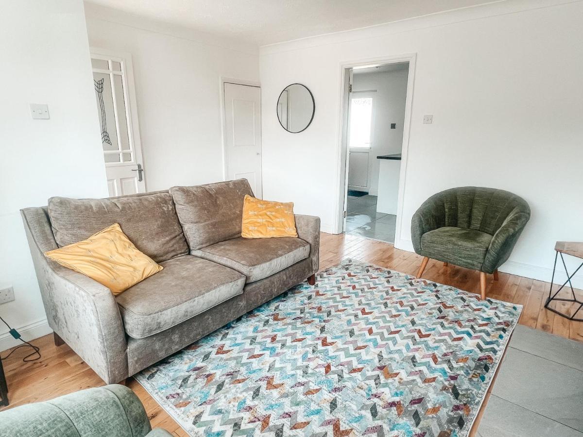Staybynumbers - Spacious Three Bed House Royal Хилсбъро Екстериор снимка