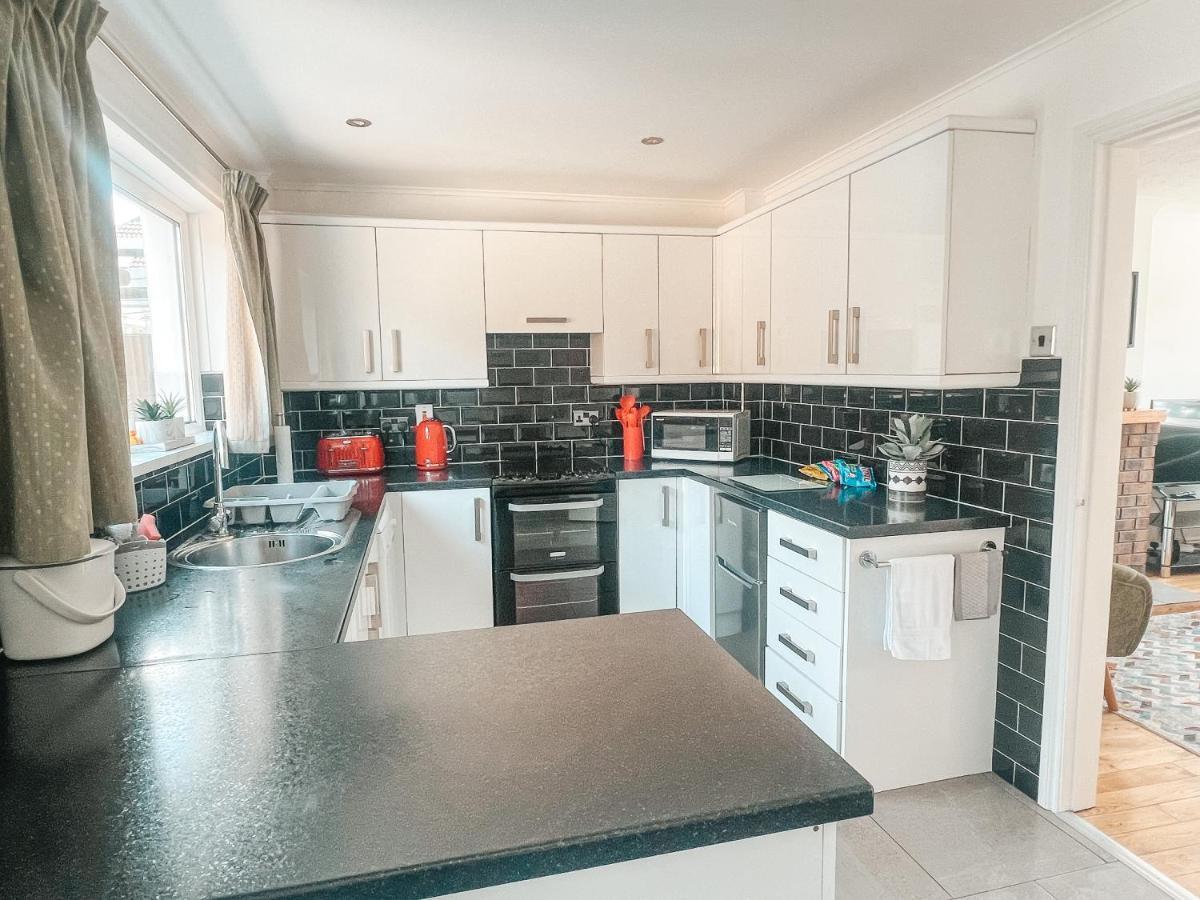 Staybynumbers - Spacious Three Bed House Royal Хилсбъро Екстериор снимка