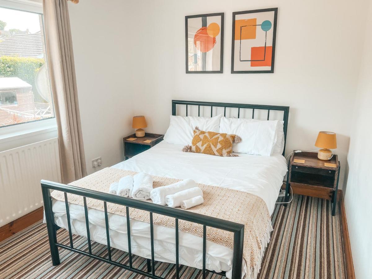 Staybynumbers - Spacious Three Bed House Royal Хилсбъро Екстериор снимка