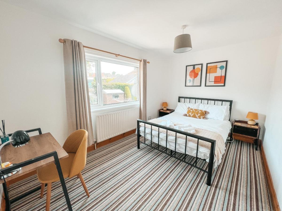 Staybynumbers - Spacious Three Bed House Royal Хилсбъро Екстериор снимка