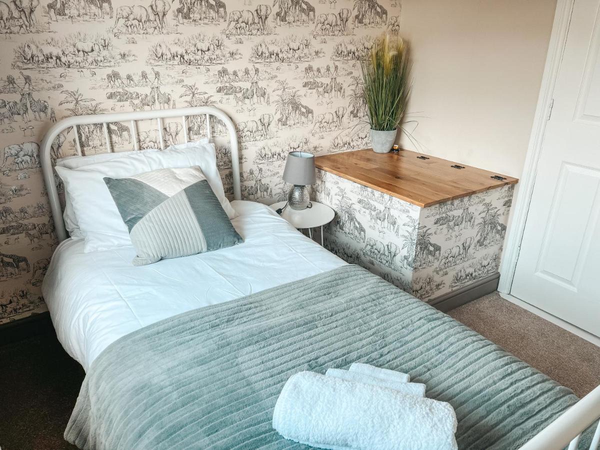 Staybynumbers - Spacious Three Bed House Royal Хилсбъро Екстериор снимка