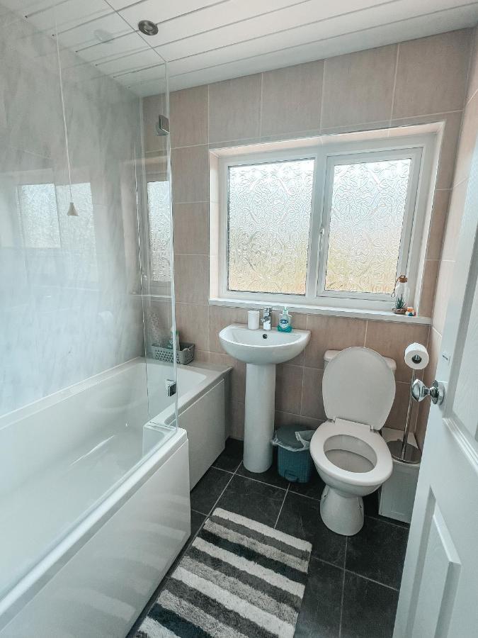Staybynumbers - Spacious Three Bed House Royal Хилсбъро Екстериор снимка