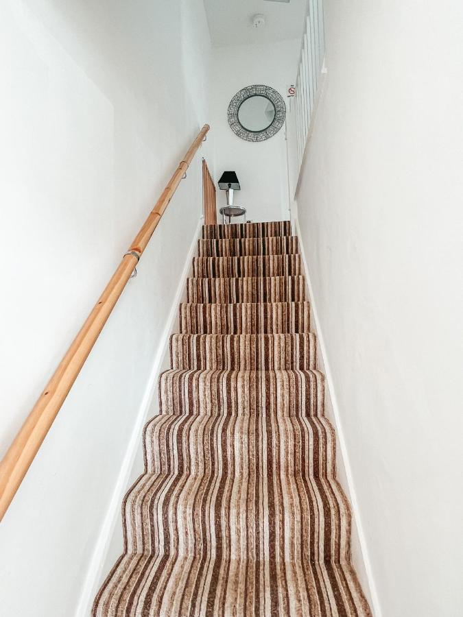 Staybynumbers - Spacious Three Bed House Royal Хилсбъро Екстериор снимка
